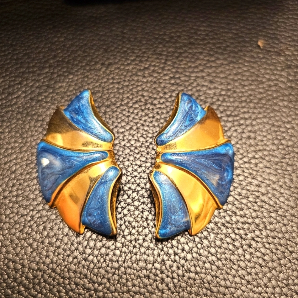 Vintage blue and gold tone earrings.